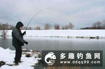 冬天如何钓鱼,利用鱼习性寻找深潭垂钓